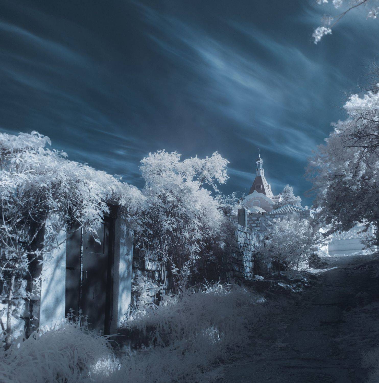 Туда.. Автор: Анатолий Щербак инфракрасная фотография, весна, длинная выдержка, храм, старая улица, керчь, крым, россия, анатолий щербак, Анатолий Щербак