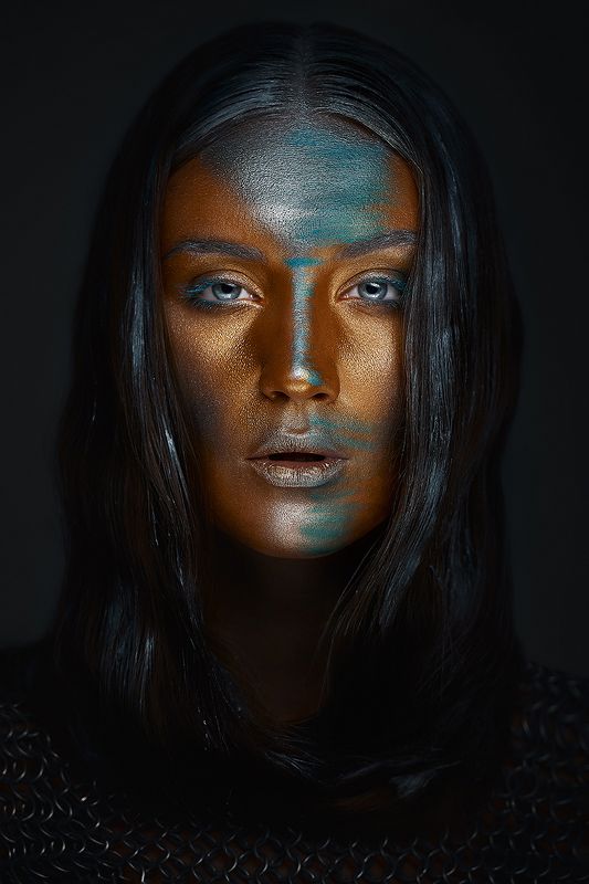 девушка портрет золото металл Золотоphoto preview