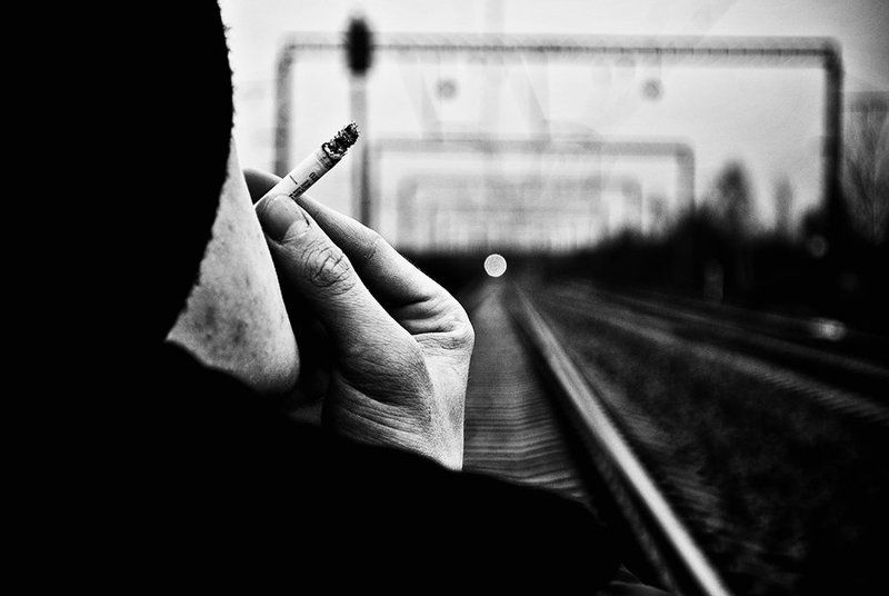 B&w, Black & white, Black and white, Mood, Railroad, Train, Деревья, Железная дорога, Настроение, Поезд, Пути, Рука, Сигарета, Ч/б, Чб, Человек, Черно-белое фото, Чёрный, Шапка ***photo preview