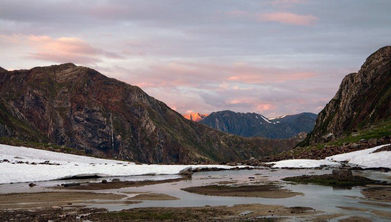Алело небо на закате, лучами солнца золотясь.photo preview