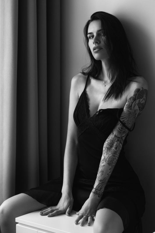 portrait, bw, black and white, monochrome, indoor, woman, tones, sensual, tattoo, beauty, people Vestinaphoto preview