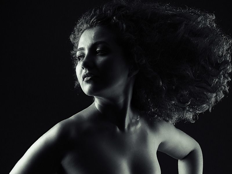 чернобелый женский портрет ...photo preview