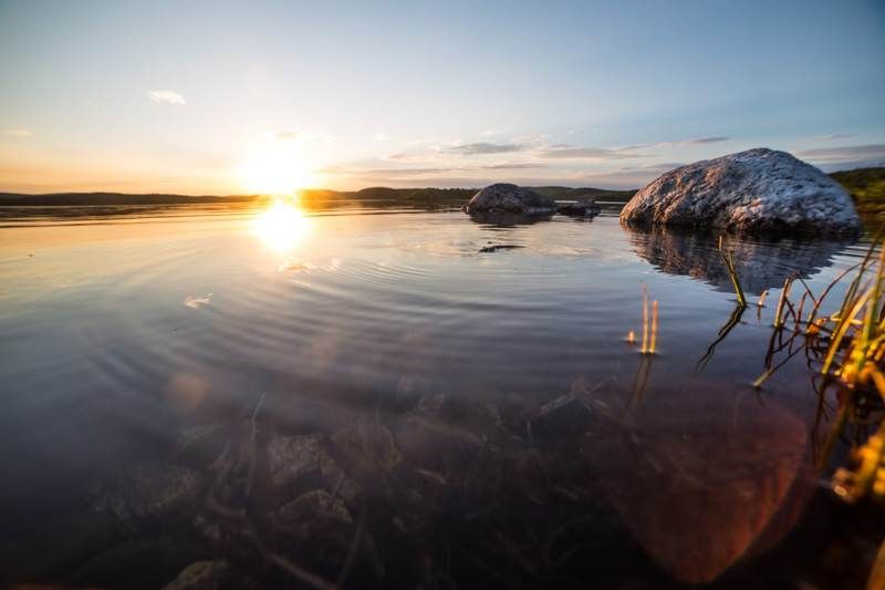 пейзаж, солнце, капля, озеро, вода, камень На закатеphoto preview