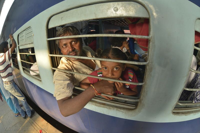 индия, улыбка, приветствие, отец, дочь, окно, решётка, безопасность, поезд, транспорт, путешествие, шагнивнеизведанное Из цикла \