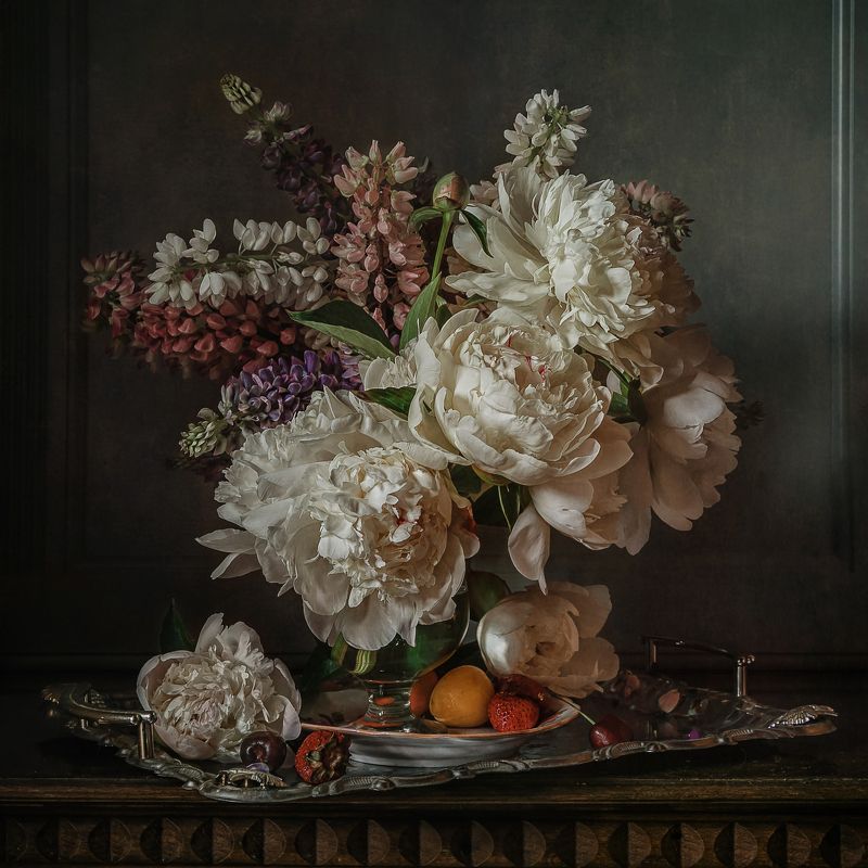 натюрморт, цветы, пионы, люпины Белые пионыphoto preview