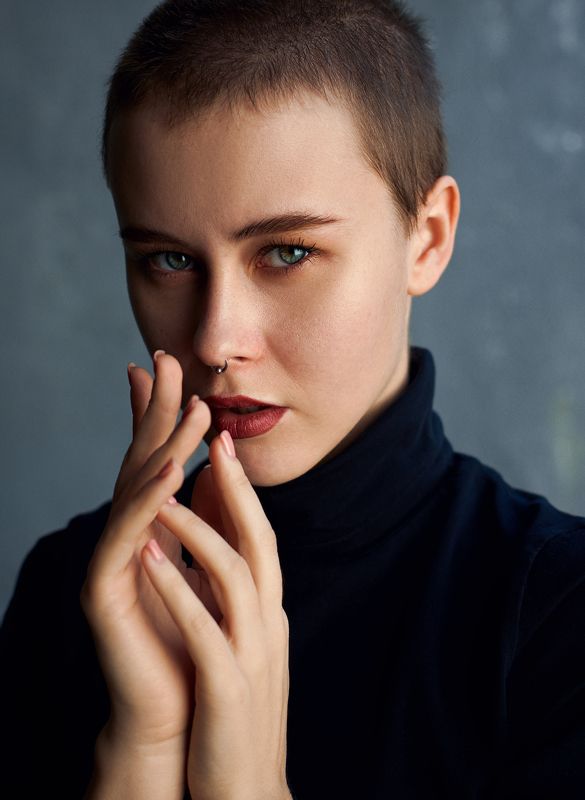 портрет, взгляд, цвет, руки, короткие волосы Кристинаphoto preview