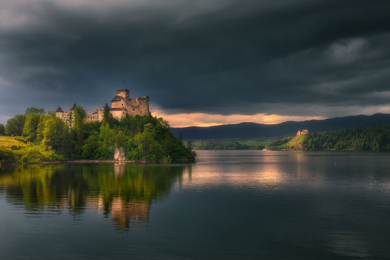 czorsztyn, castle, pieniny Before the hailstormphoto preview