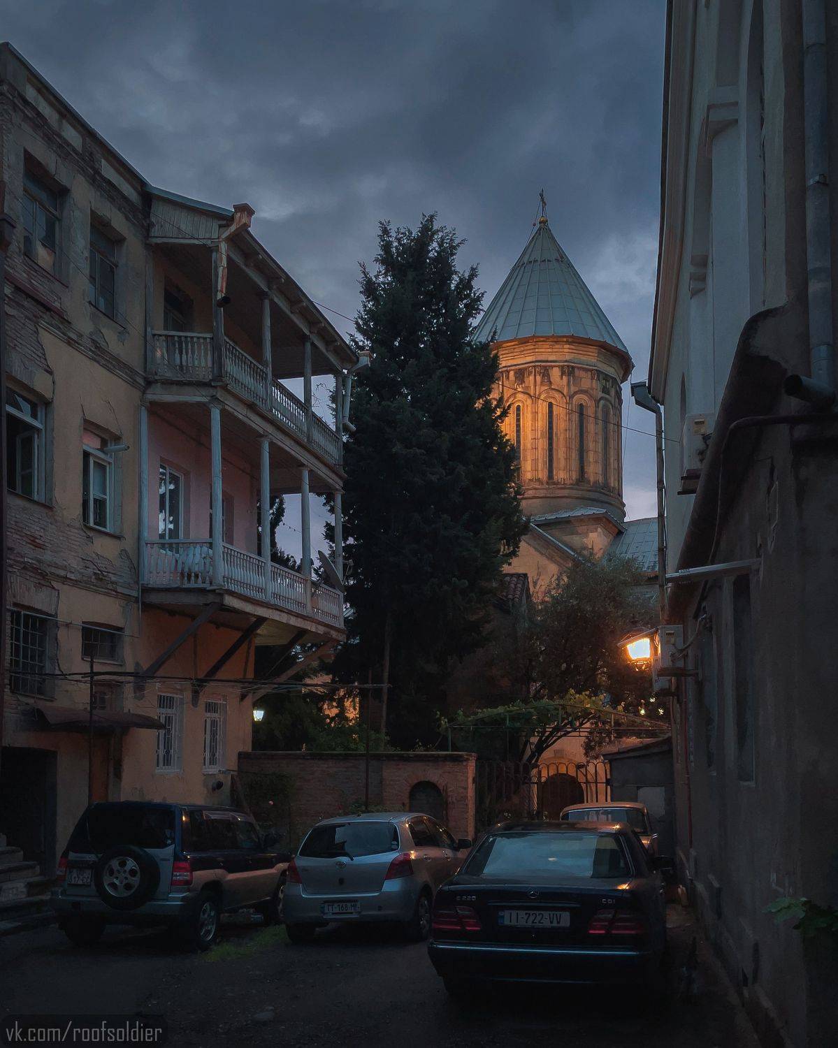 Tbilisi yard. Автор: Голубев Алексей Tbilisi, Georgia, architecture, city, cityscape, urban, church, cathedral, dome, temple, religion, orthodox, night, dark, yard, courtyard, Голубев Алексей