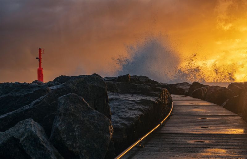 шторм, море, всплеск, берег, маяк, причал Корона Нептуна фото превью