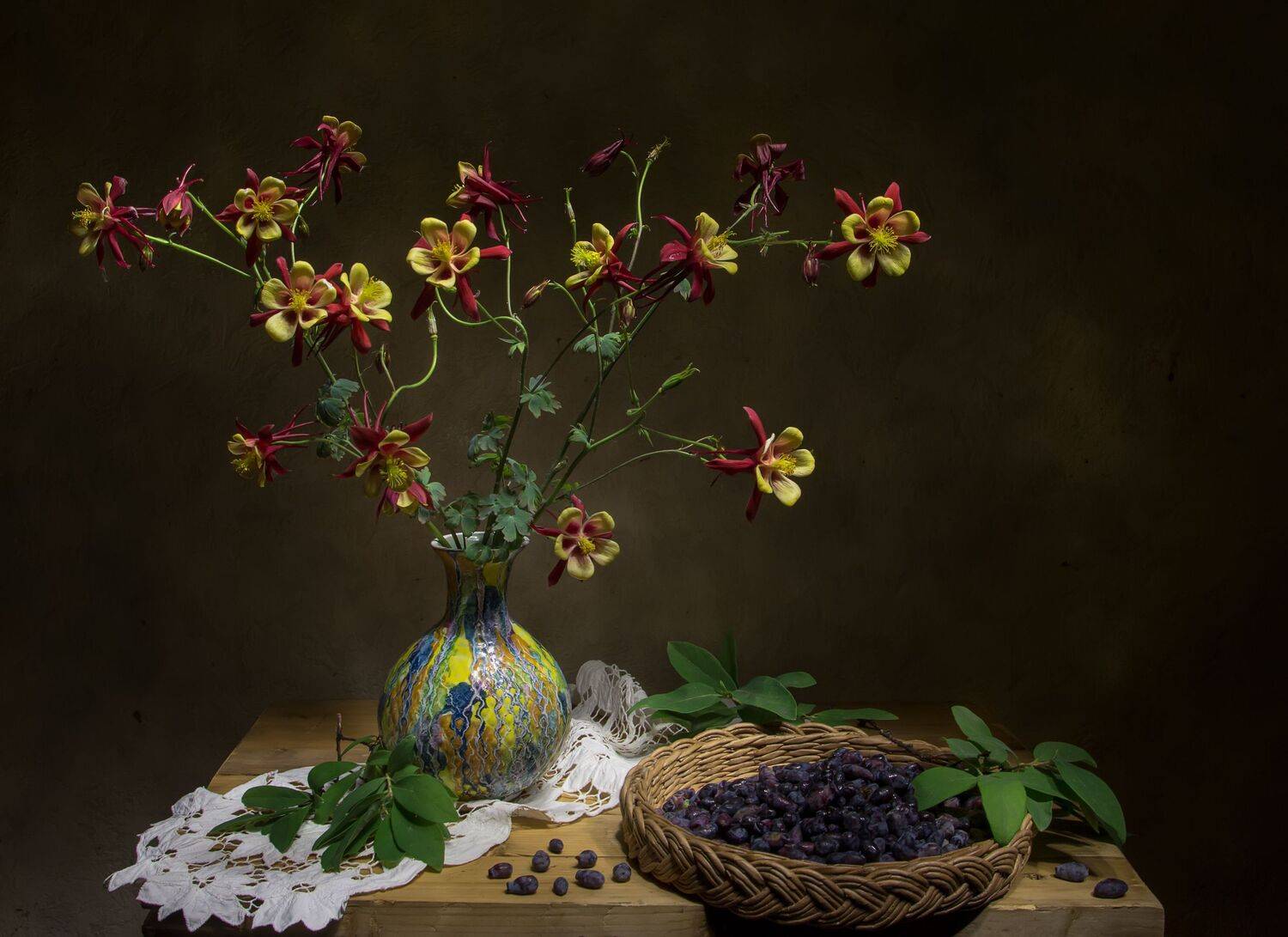 натюрморт, аквилегия, жимолость, Татьяна Феденкова