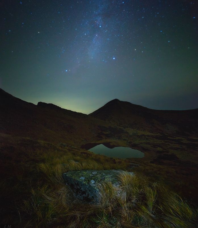 ночь, горы, пейзаж, карпаты, хребет, звезды, млечный путь, трава, осень, ночное небо, камень, озеро, несамовитое, отражение, путешествие, night, sky, stars, nightscape, panorama, travel, carpathians, mountains, grass, milky way, landscape, lake, stone Страж горного озераphoto preview