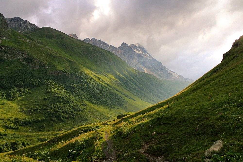 В ожидании бури. Автор: Шарапов Сергей горы, кавказ, непогода, солнце, Шарапов Сергей