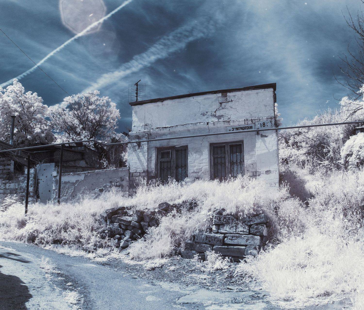 Про ветхий дом на Митридатской.. Автор: Анатолий Щербак инфракрасная фотография, весна, длинная выдержка, старая улица, керчь, крым, россия, анатолий щербак, Анатолий Щербак