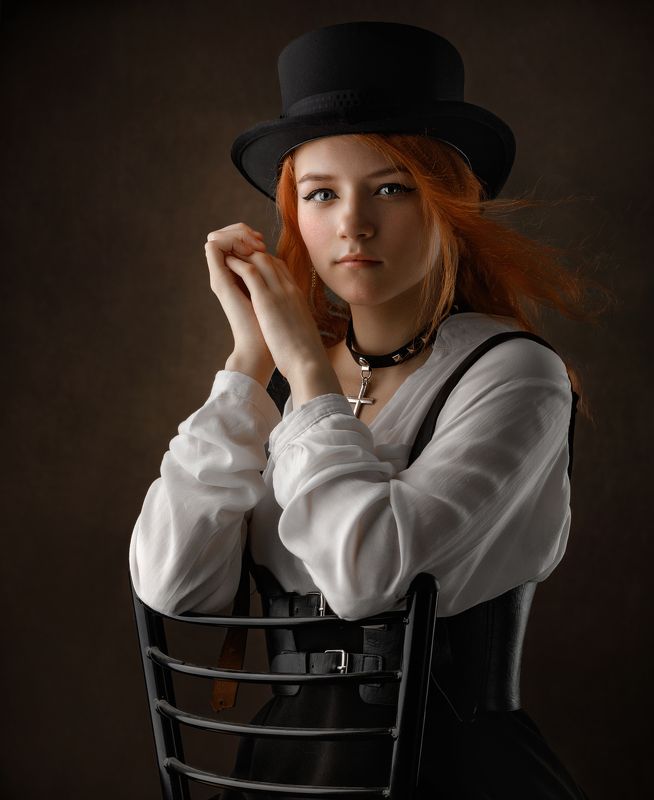 Девушка, шляпа, симпатик, крест, взгляд в камеру Pretty girlphoto preview