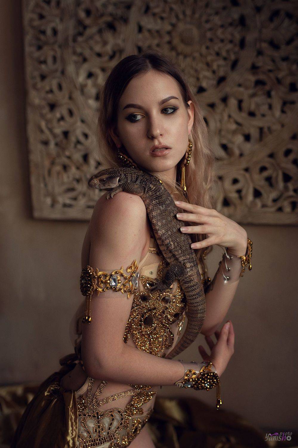 Варан. Автор: Янина Ермакова портрет, девушка, студия, ящерица, варан, мифология, история, Янина Ермакова