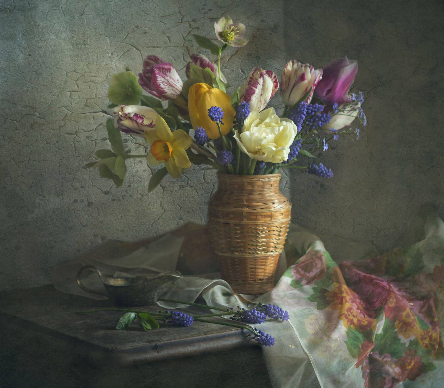 весна, цветы, морозник, мускари, нарцисс, натюрморт, Лионелла Зимина
