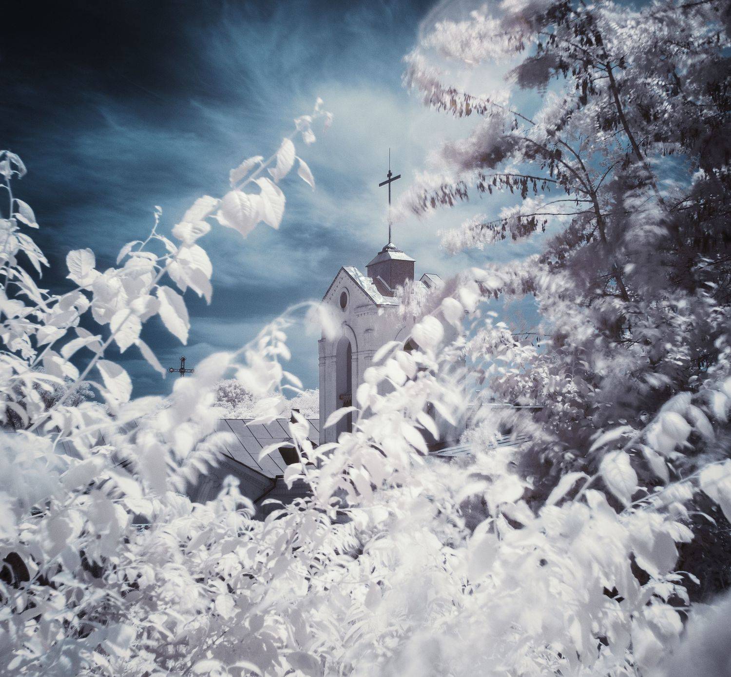 инфракрасная фотография, весна, длинная выдержка, старая улица, храм александра невского, керчь, крым, россия, анатолий щербак, Анатолий Щербак