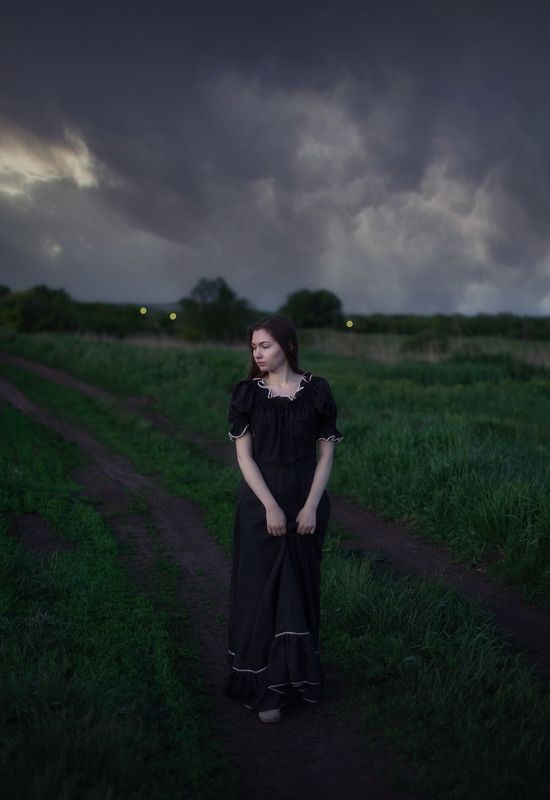 девушка, лето, небо, гроза, настроение, атмосфера, портрет, винтаж, деревня, платье Летний вечер фото превью