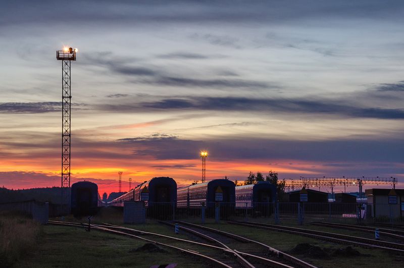 железная дорога закат вагонное депо  фото превью