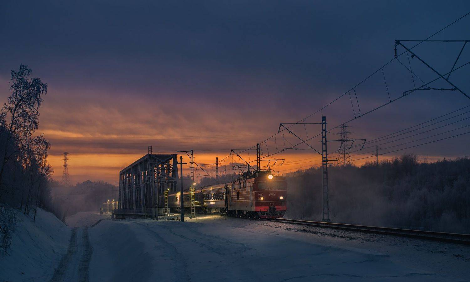 skrylov,skrylov_official,промышленныйфотограф,железнодорожныйфотограф,индустриальныйфотограф,пейзаж,жд,rails,train,эп1,электровоз,тмх,арктика,ржд,rzd,мурманск,зима,изморозь,полярнаяночь,ночь,вагоны,поезд,рассвет,закат,кола,мост, Сергей Крылов