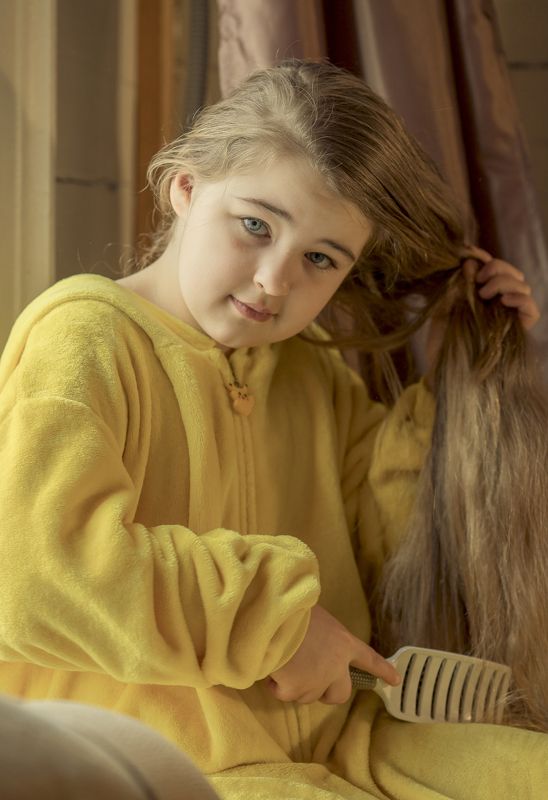 портрет,девочка,утро,волосы,расчесывать Утроphoto preview