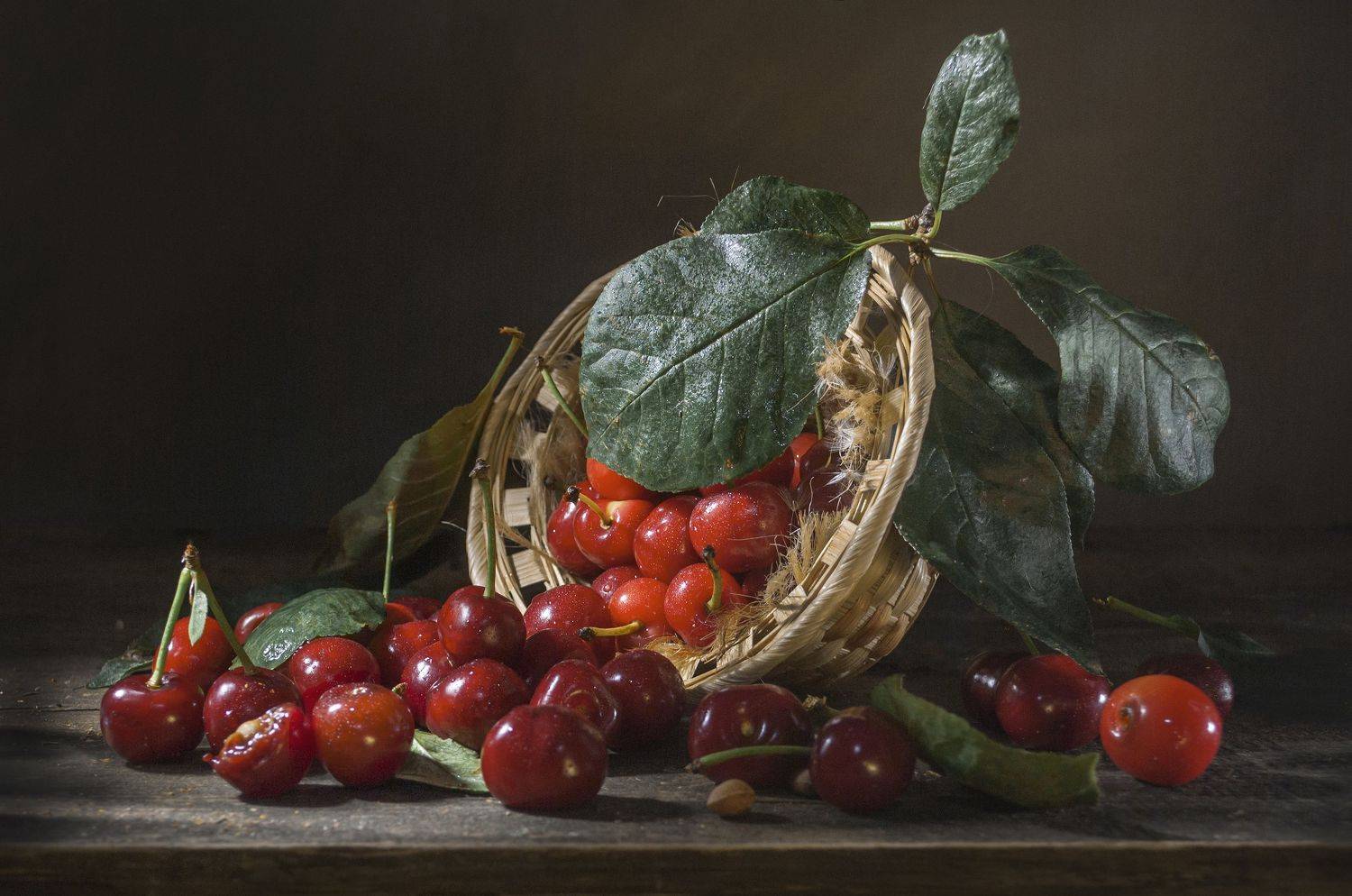 вишня,корзинка,спелая,сочная,ранняя,красная,листья,доски, Владимир Володин