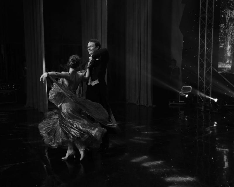 танец, девушка, чб ====photo preview