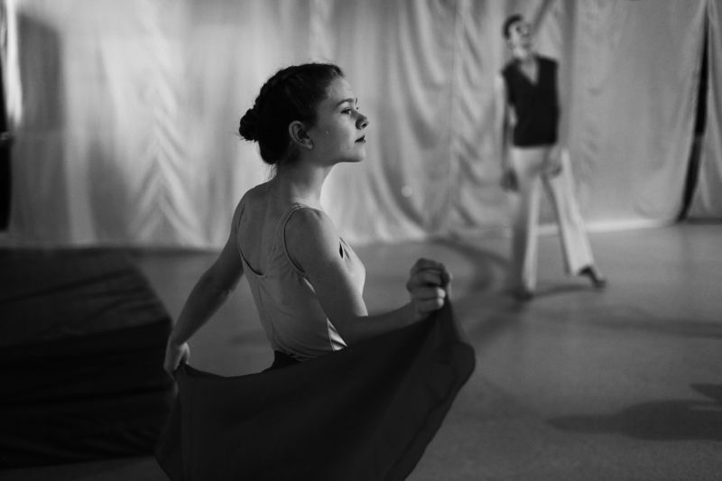 танец, девушка, чб ===photo preview