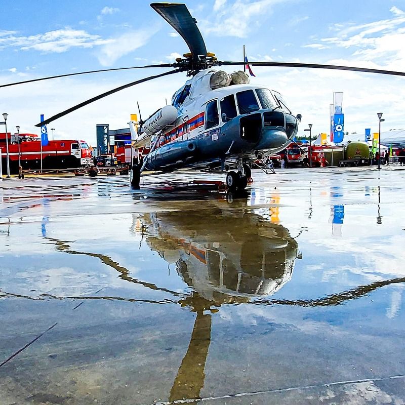 огонь пожарные мчс fire firefighter rescue спасатели дым работа вертолет вертолет после дождя фото превью