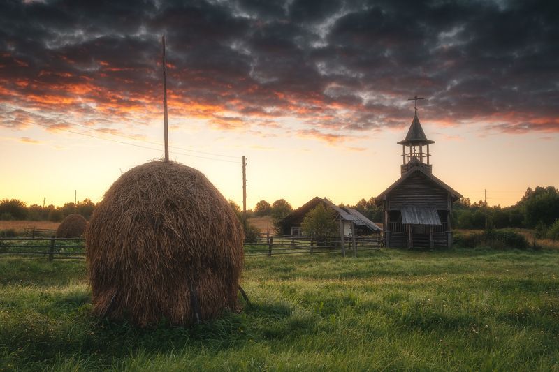 россия, архангельская область, русский север, кенозеро, кенозерье, национальный парк, пейзаж, природа, церковь, озеро, рыжково, рассвет, стог, луг, лето, сенокос Рассвет в Рыжковоphoto preview