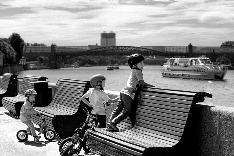 чб фото, дети, уличная фотография, лето и велосипеды Летние картинки. Дети и кораблики фото превью