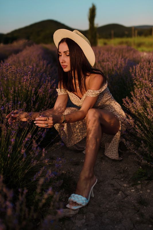 лаванда, женский портрет Анна в лавандеphoto preview