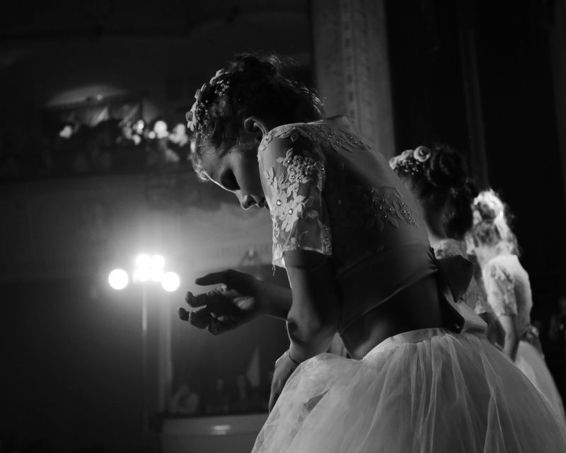 танец, девушка, чб ===photo preview