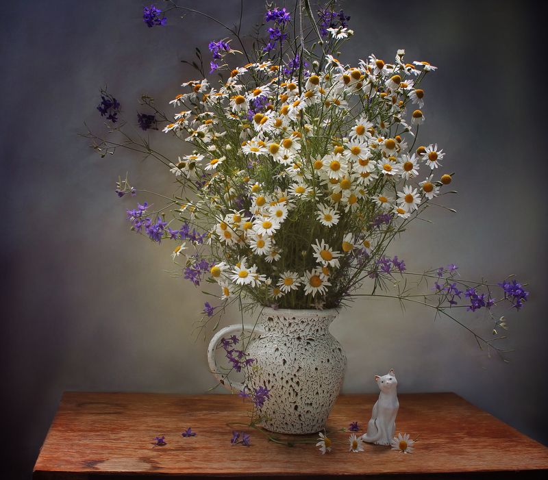 натюрморт, лето, ромашки, полевые, цветы, статуэтка, кошка Про ромашкиphoto preview