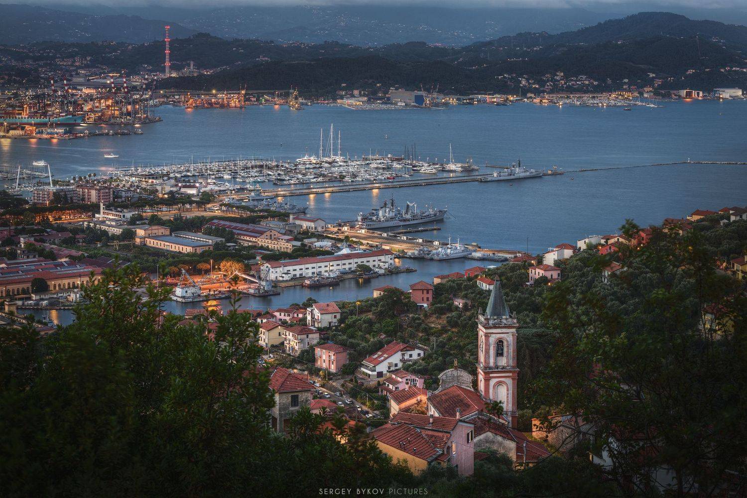 Chiesa di Sant'Andrea sullo sfondo di Porto La Spezia. Автор: Сергей Быков , Сергей Быков