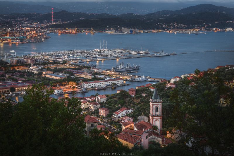 Chiesa di Sant\'Andrea sullo sfondo di Porto La Spezia фото превью
