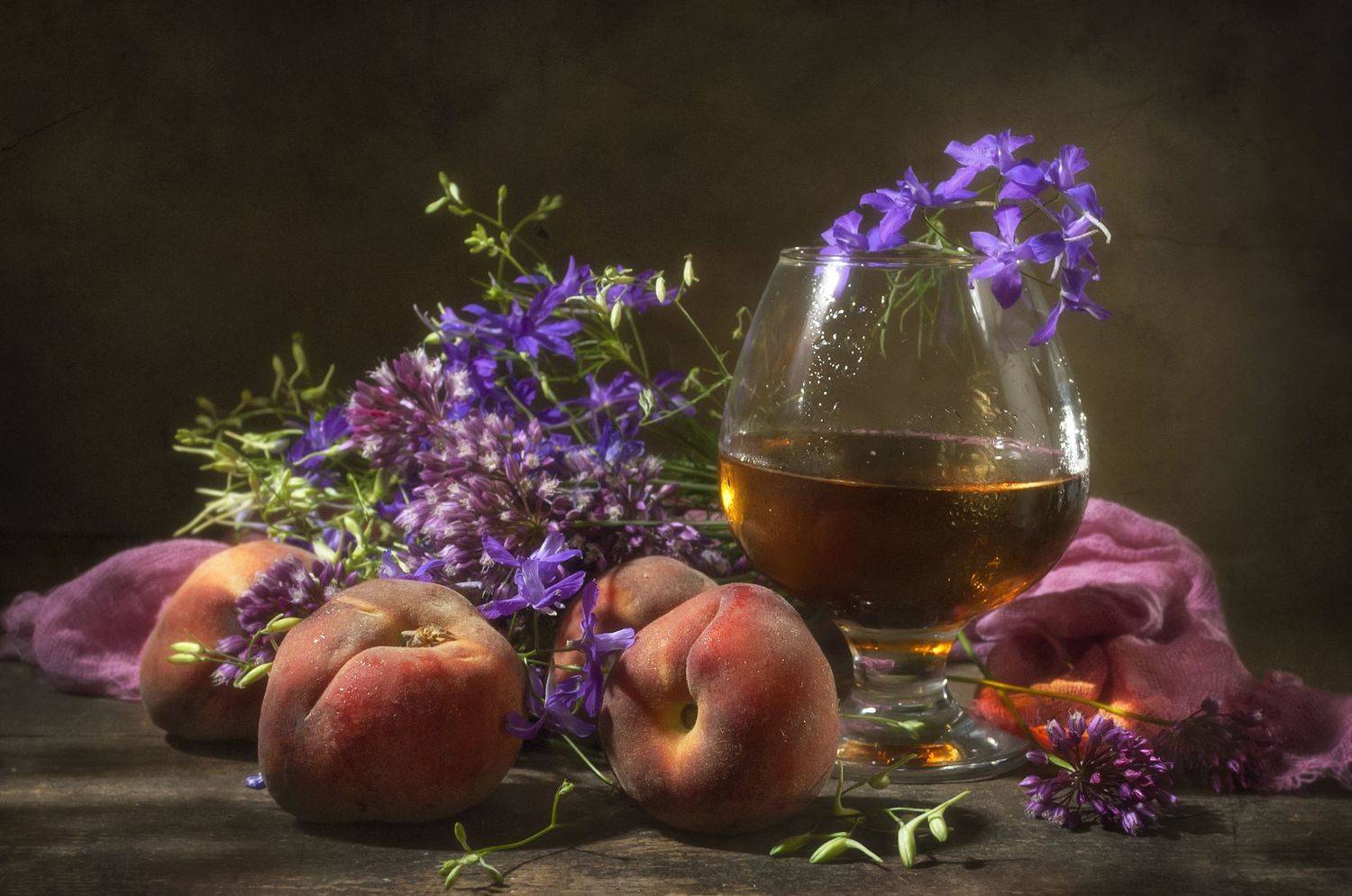 Персики и коньяк. Автор: Владимир Володин цветы,персики,коньяк,летний,фрукты, бокал, Владимир Володин