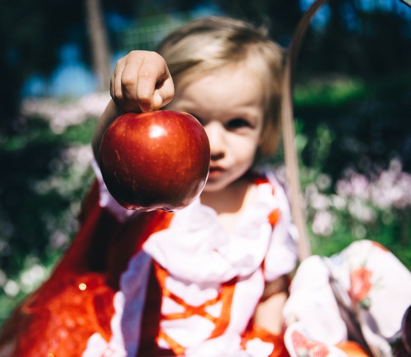 яблочко не хотите?photo preview