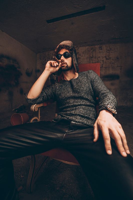 portrait, people, жанр, mood, soul, film,  фотография, fashion, male, мужской портрет, мужской, red, smoke, brutal, мужчина, Smoke that cookiephoto preview