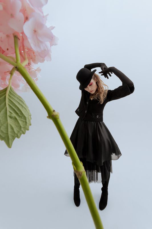 Portrait, fine art, woman, fashion, flower Flower frame 3/5photo preview