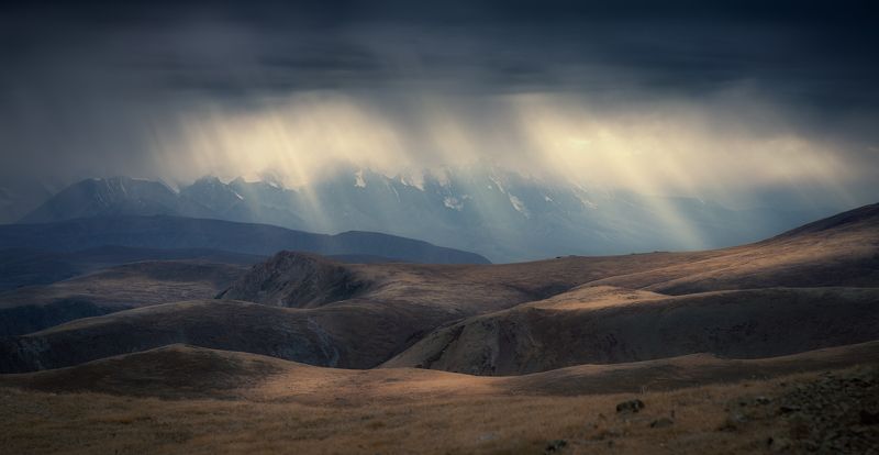 природа, пейзаж, панорама, горы, непогода, дождь, лучи, свет, небо, тяжелое, тучи, алтай, сибирь, путешествие, хмурый Дождь не может быть вечнымphoto preview
