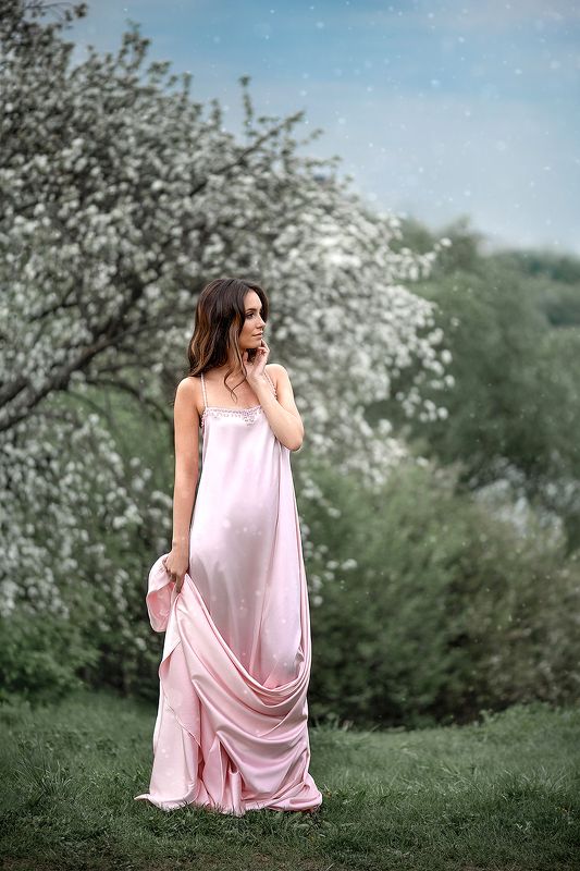 портрет девушка женский портрет яблонивцвету Остановись, послушай тишину , вдохни цветущих яблонь аромат...photo preview