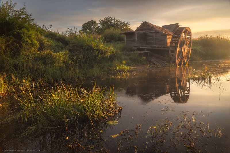 пейзаж, рассвет, солнце, туман, поле, деревня, вода, ручей, мельница, колесо, время, путешествия, дерево, дома Timephoto preview