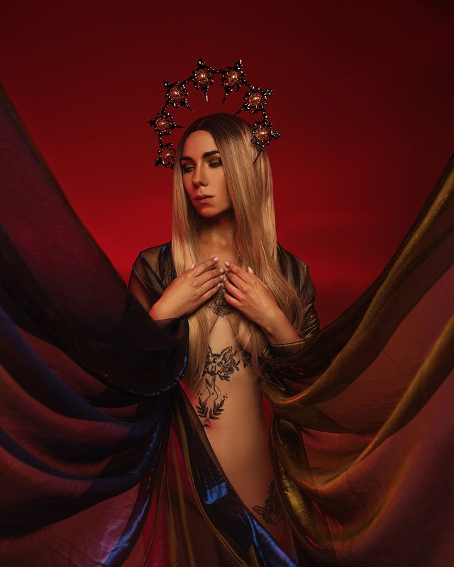 корона, ткань, красный, девушка с тканью, тату, татуировка из серии red hitphoto preview