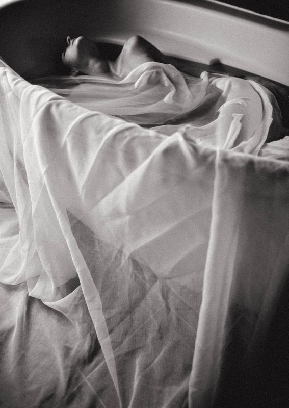 ванна, чб, ткань, вода,  Ripped curtainphoto preview