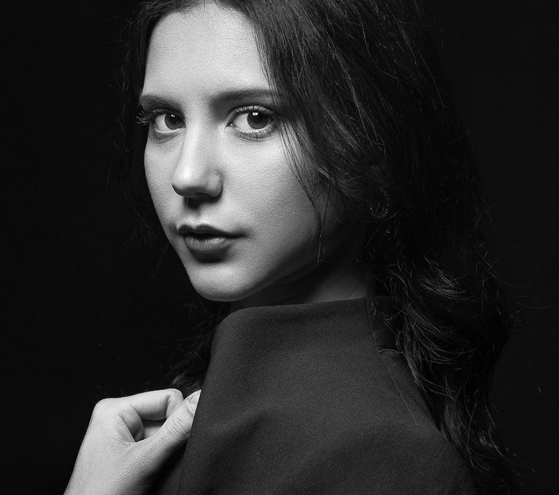 beautiful girl portrait studio headshot Daniphoto preview