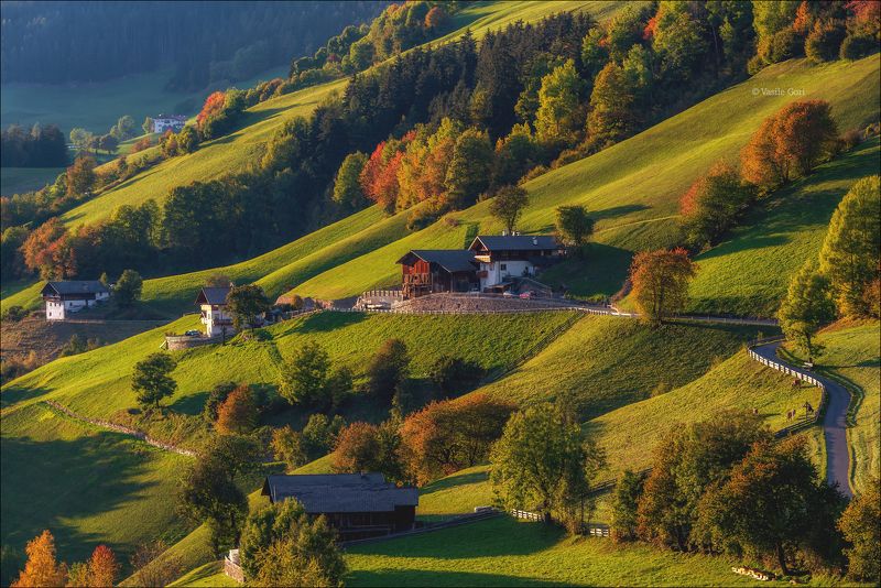 доломитовые альпы,santa maddalena,деревня,val di funes,осень,odle,италия,alps,ranui,san giovanni,церквушка,hills Санта Маддалена начало осени.. фото превью