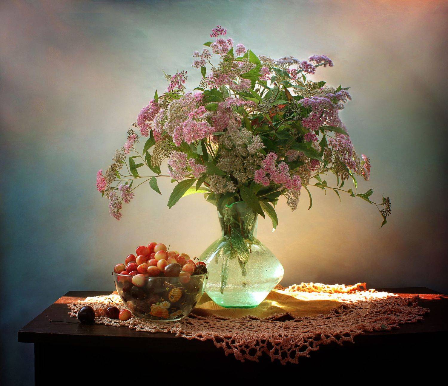 С букетом розовой спиреи. Автор: Ковалева Светлана натюрморт, лето, цветы, букет, спирея, черешня, Ковалева Светлана