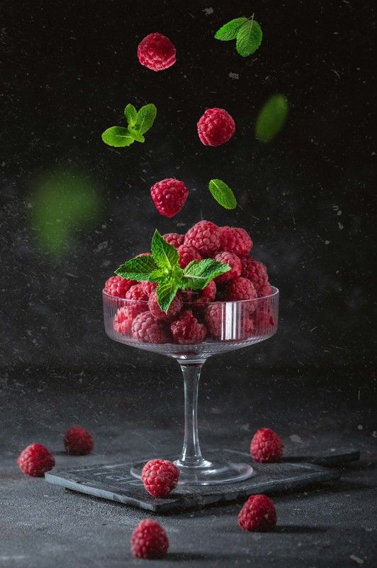 малина, натюрморт, левитация, ягоды, фудфото Малинаphoto preview