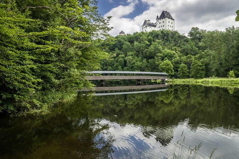 Деревянный мост через реку «Заале» и замок-музей Бургк.photo preview